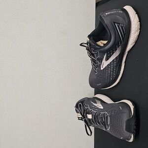 BROOKS GHOST 13 MENS SIZE 11